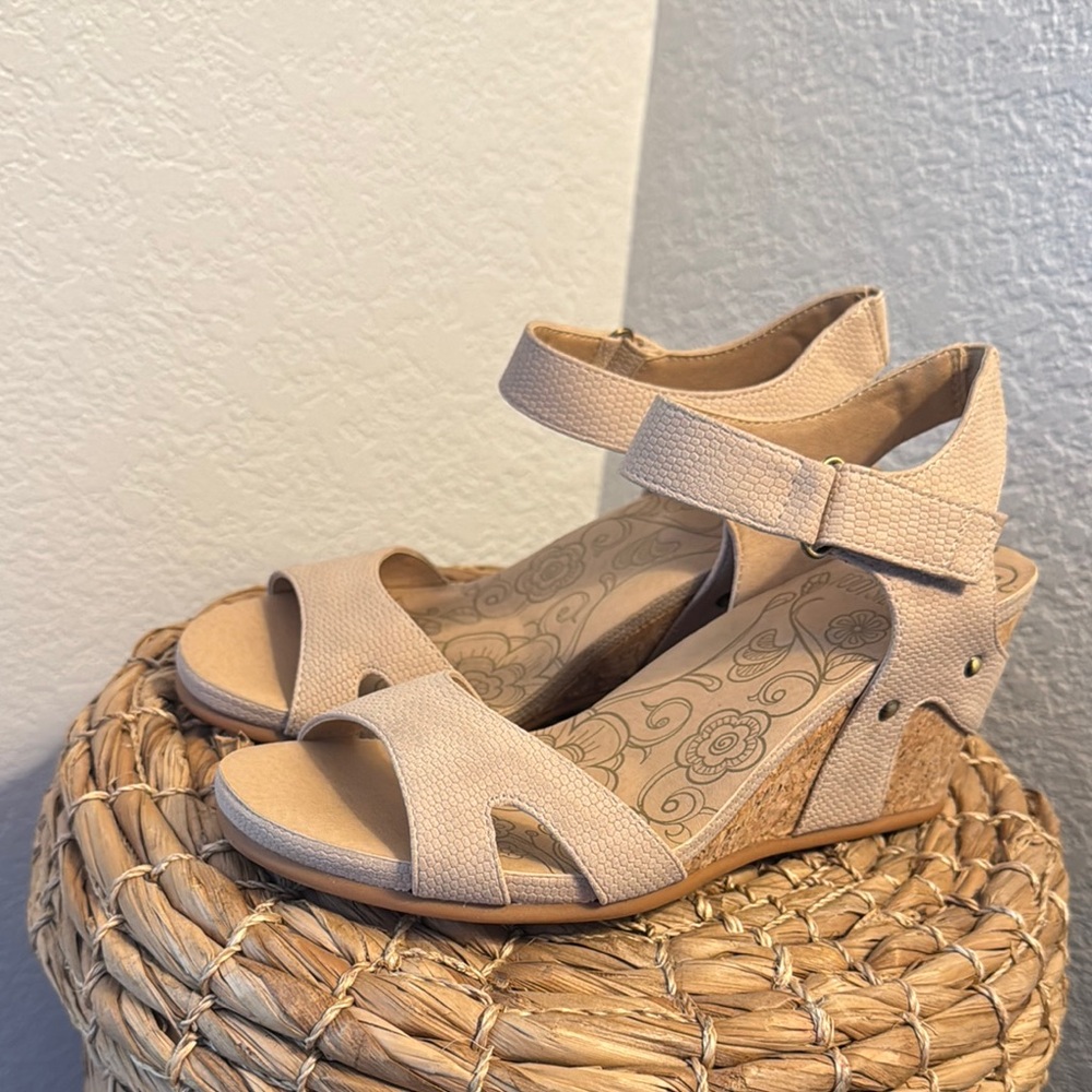 Women's Tan Wedge Sandals